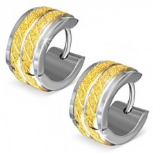 Okrúhle oceľové náušnice - pieskované zlaté pásy so šikmými zárezmi