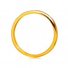 Брилятна халка от 14К жълто злато - три кръгли, прозрачни диаманта, гладка повърхност