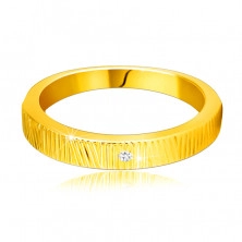Диамантен пръстен от 14К жълто злато - фини, декоративни резки, прозрачен брилянт, 1.5 мм