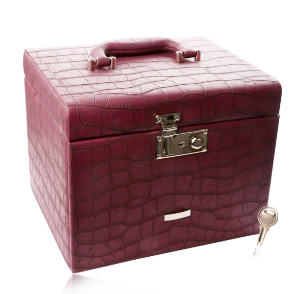 Кутия за бижута куфар в лилаво бордо, крокодилска шарка, метални детайли в сребърен нюанс 