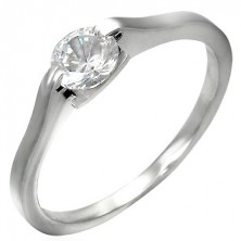 Kласически годежен пръстен – прозрачен цирконий с частично ограждащи го метални пластинки