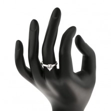 Сребърен пръстен с изпъкнало прозрачно сърце цирконий