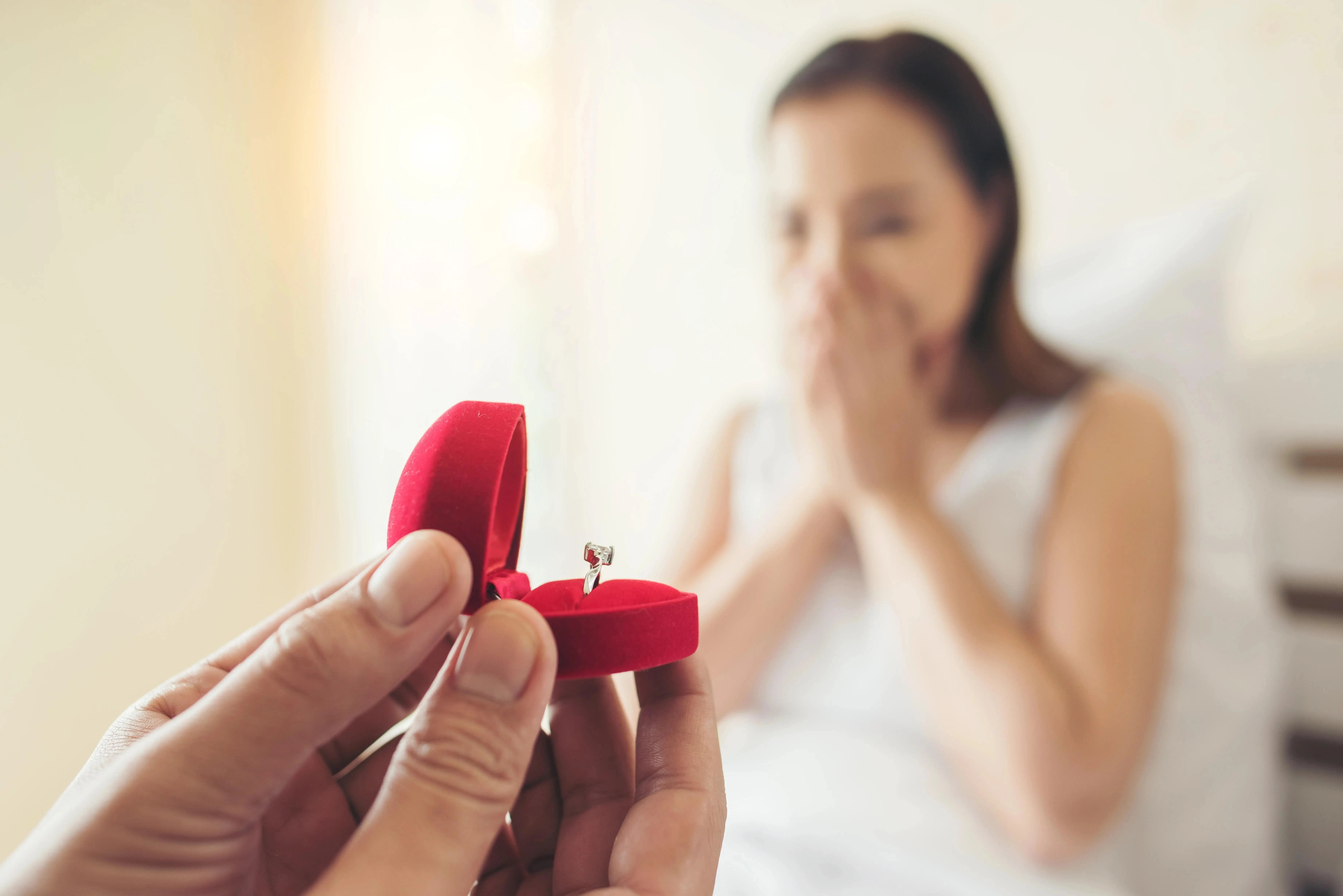 10 идеи как да изберете годежен пръстен, който да не развали предложението ви