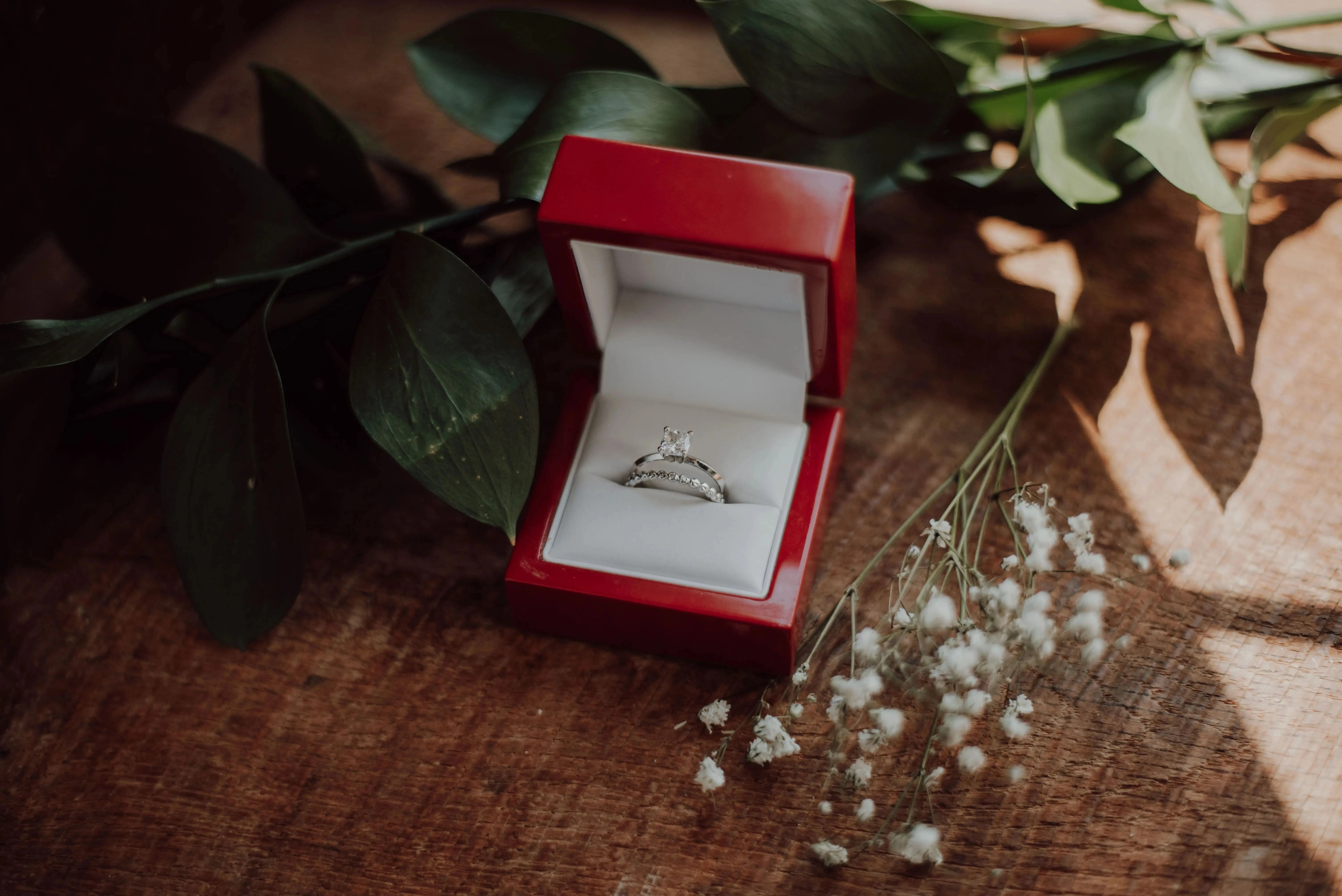 Как да изберете перфектния годежен пръстен: идеи от професионалистите